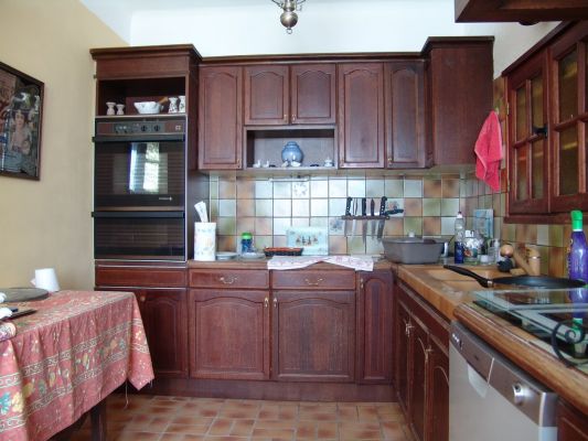 Cuisine rustique en chêne relookée en gris à Lauris 84